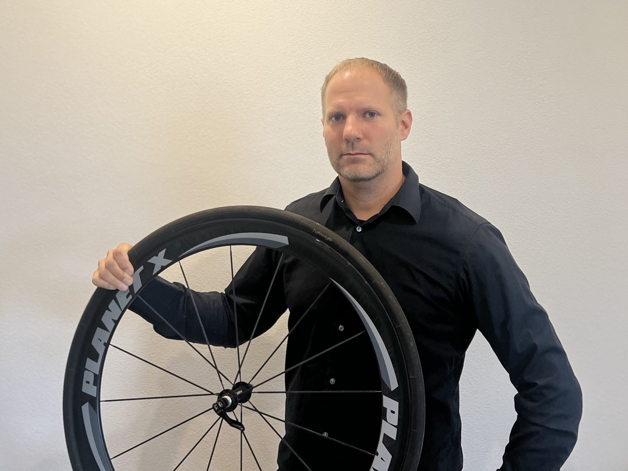 Michael Binder mit einem beschädigten Fahrradlaufrad